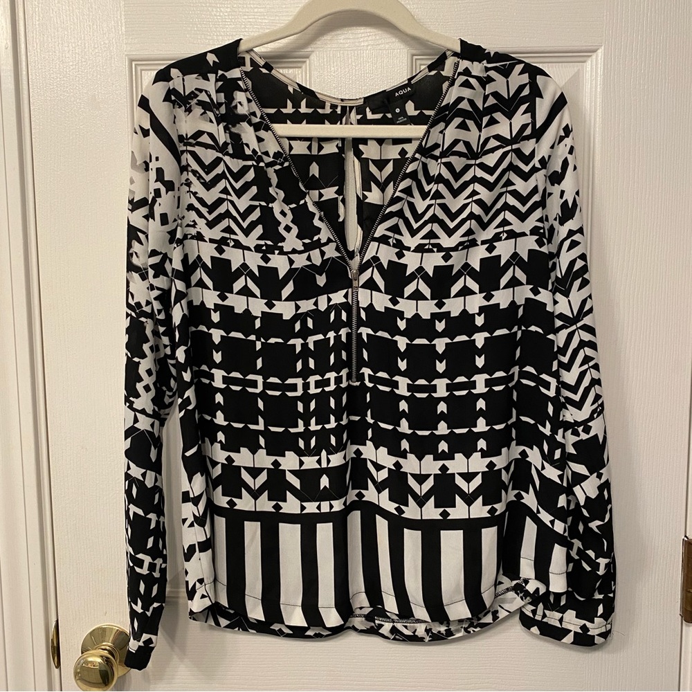 AQUA. Black & White Front Zip Blouse. Keyhole back. Size Small 🖤